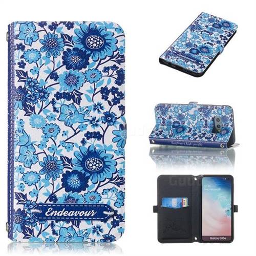 Blue-and-White Endeavour Florid Pearl Flower Pendant Metal Strap PU Leather Wallet Case for Samsung Galaxy S10e (5.8 inch)
