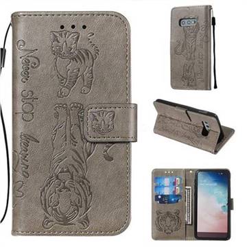 Embossing Tiger and Cat Leather Wallet Case for Samsung Galaxy S10e (5.8 inch) - Gray