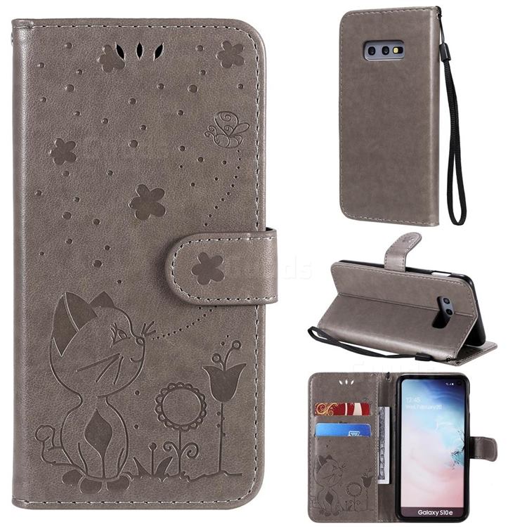 Embossing Bee and Cat Leather Wallet Case for Samsung Galaxy S10e (5.8 inch) - Gray